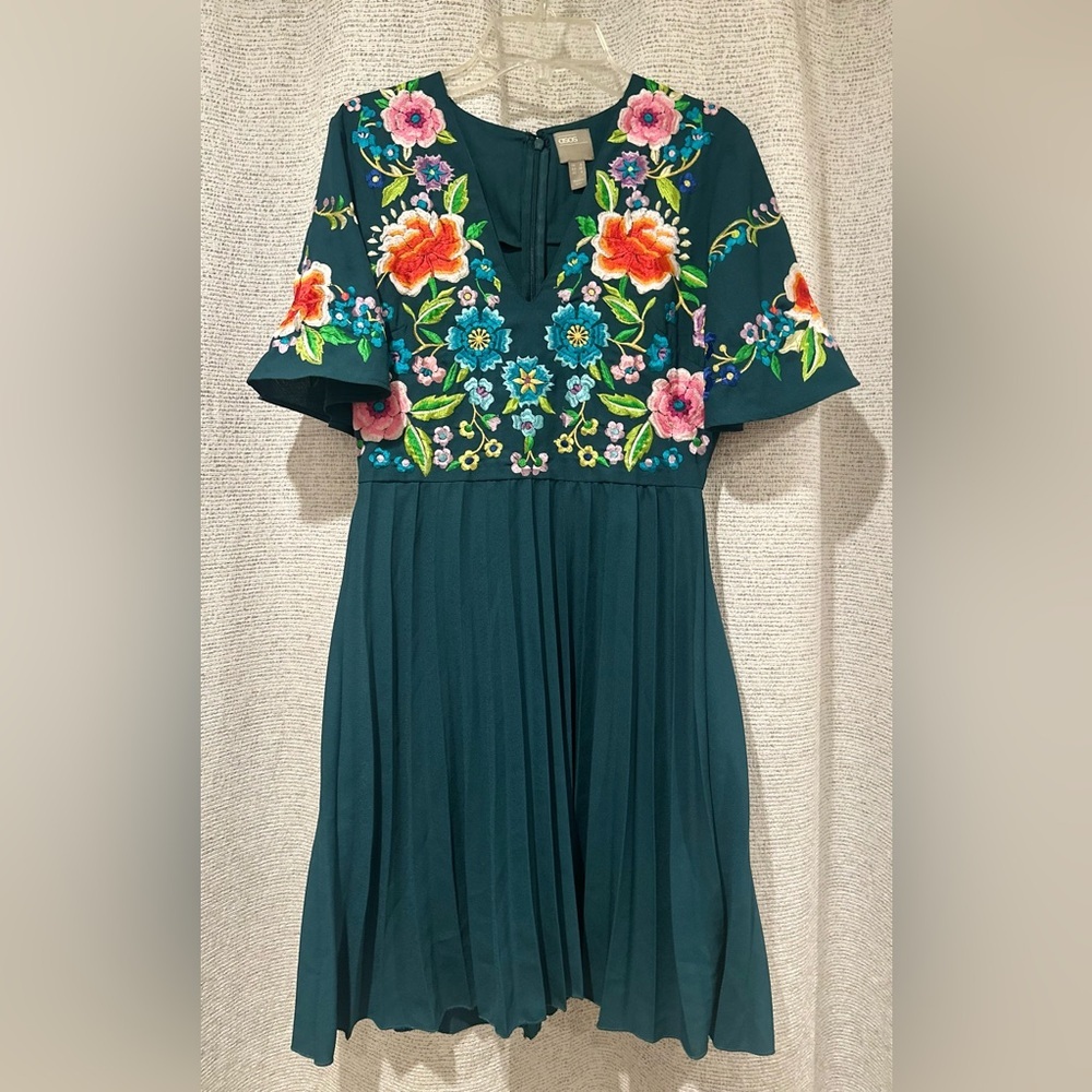 Women’s ASOS Dark Green Embroidered Flower Pleated Zipper Dress. Size‎ 4.